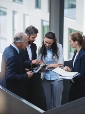 empresarios-que-tienen-discusion-oficina_107420-84850